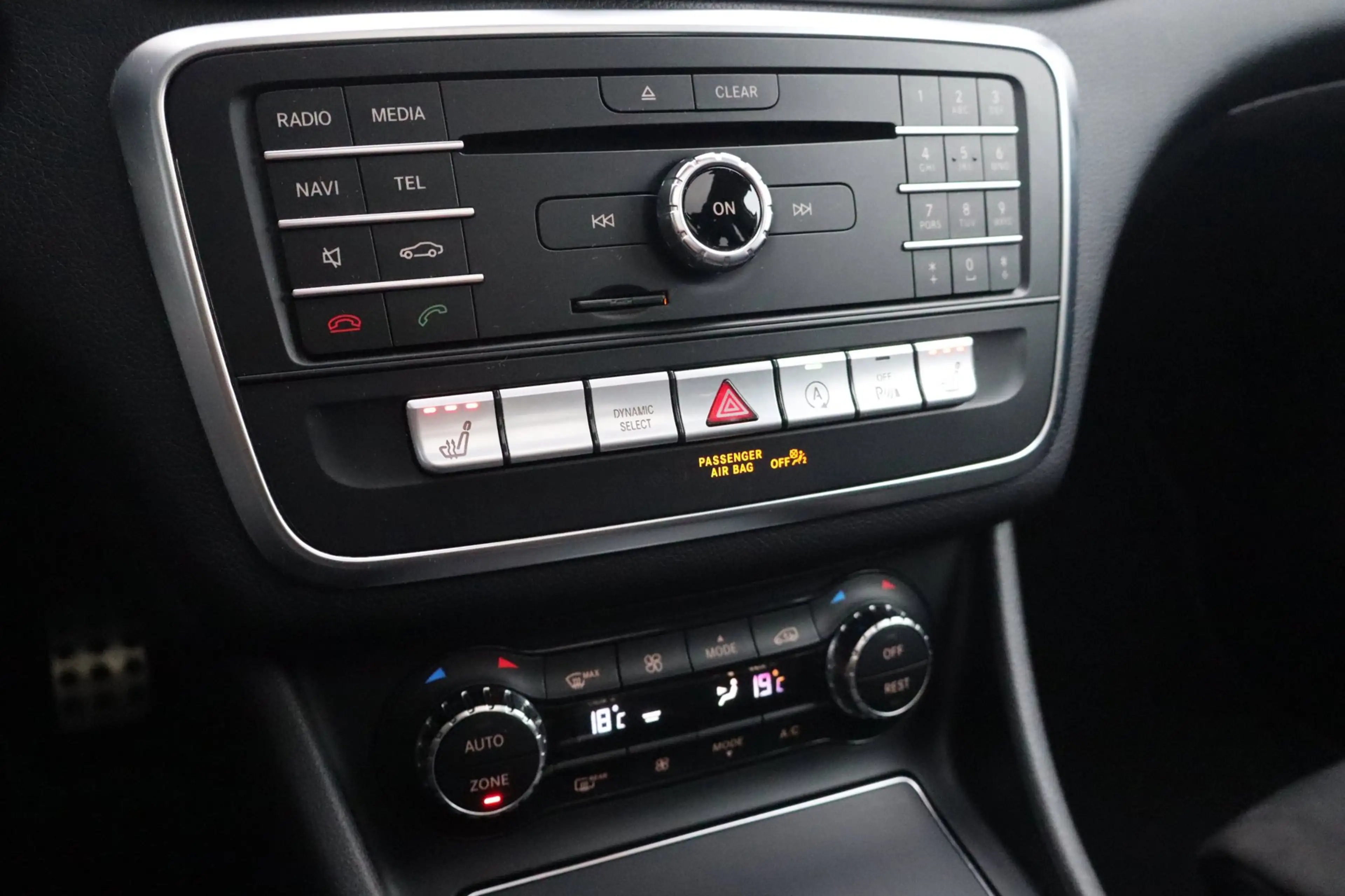 Mercedes-Benz GLA 180 Business Solution AMG Night Upgrade Panoramadak - — photo 22