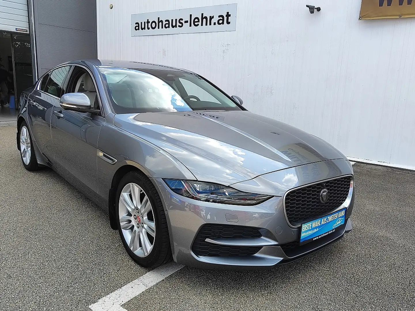 Jaguar XE D200 SE Automatik Grau - 1