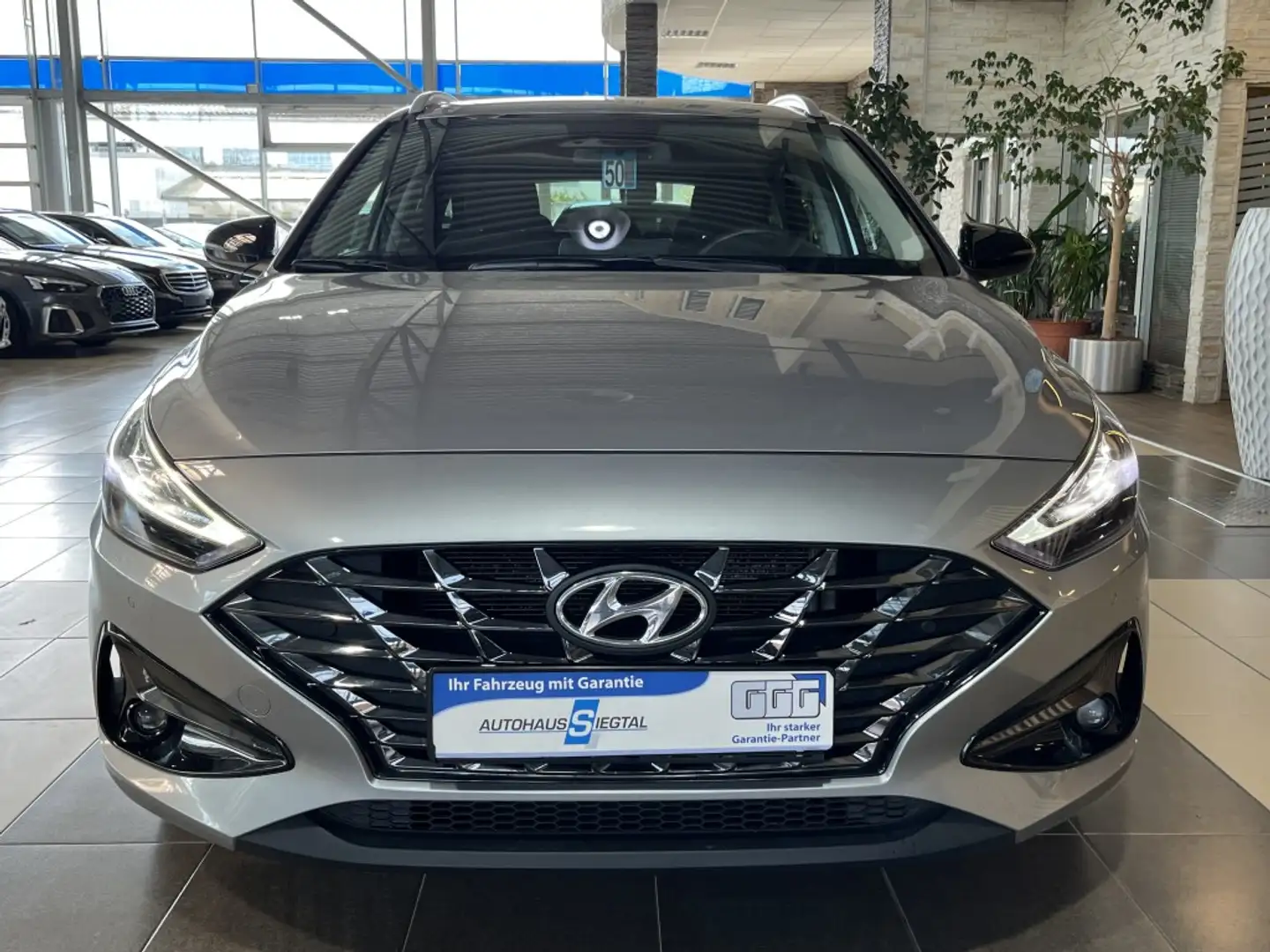 Hyundai i30 Edition 30+ LED Navi R.Cam SHZ PDC DAB+ Silber - 2