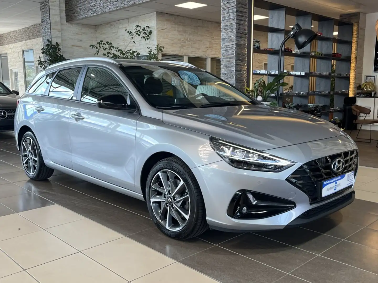 Hyundai i30 Edition 30+ LED Navi R.Cam SHZ PDC DAB+ Silber - 1