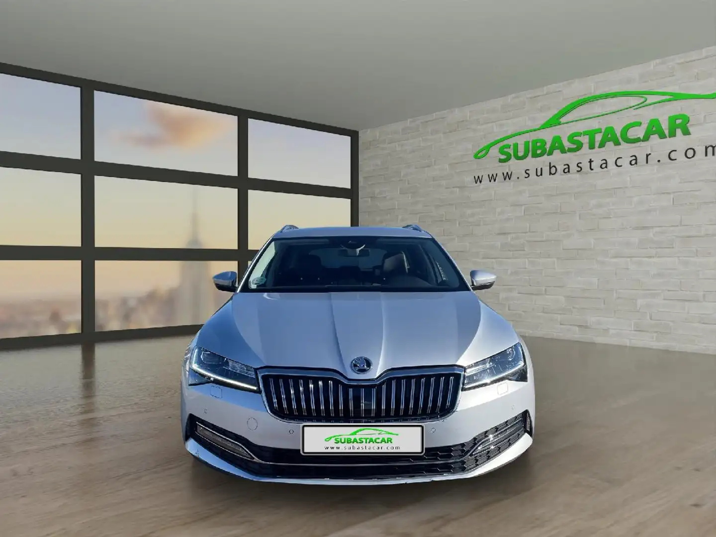 Skoda Superb Combi 2.0TDI AdBlue Style DSG 110kW Plateado - 2