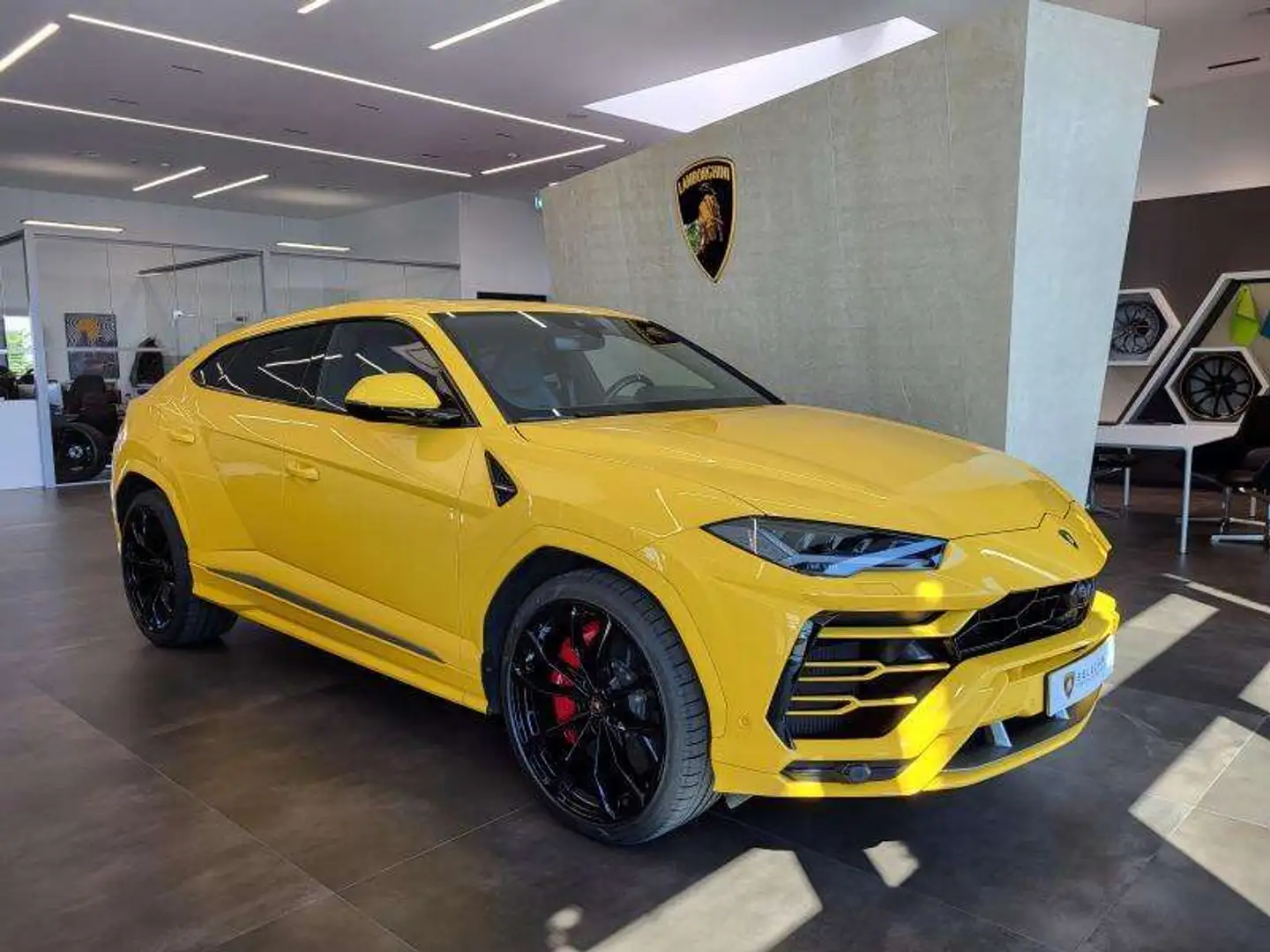 Lamborghini Urus Yellow - 1