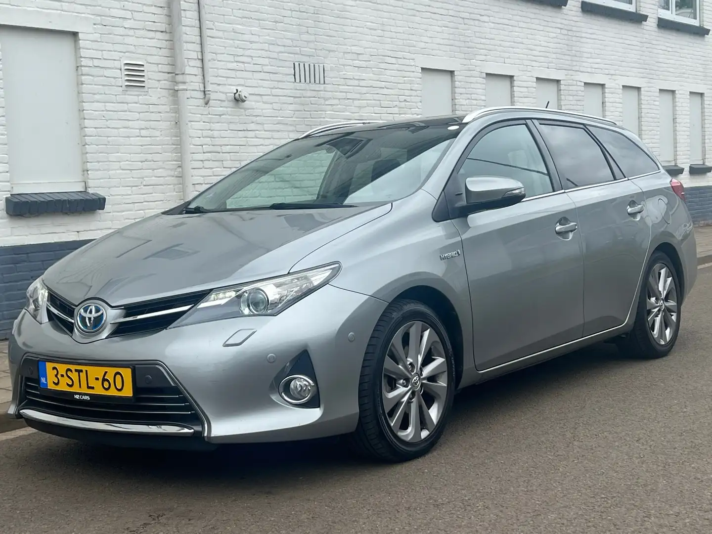 Toyota Auris Touring Sports 1.8 Hybrid Lease Pro|Pano|Trekhaak| Grijs - 2