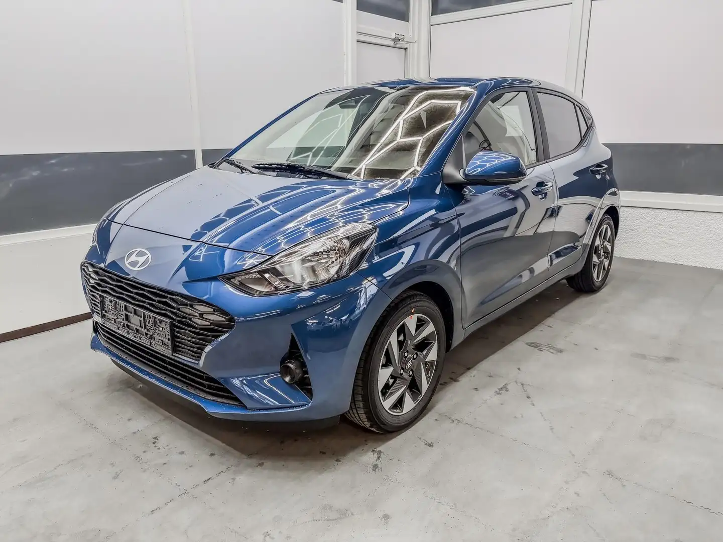 Hyundai i10 STYLE AUT NAVI SHZ RFK TEMPOMAT 1.2 57,9kW/79PS... Blau - 1