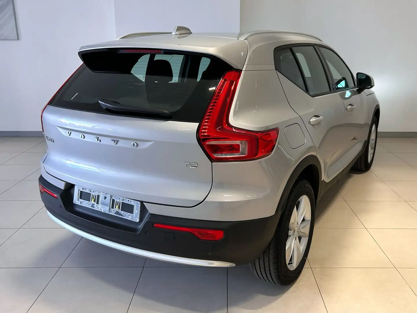 Volvo XC40 T2 automatico Core Grigio - 2
