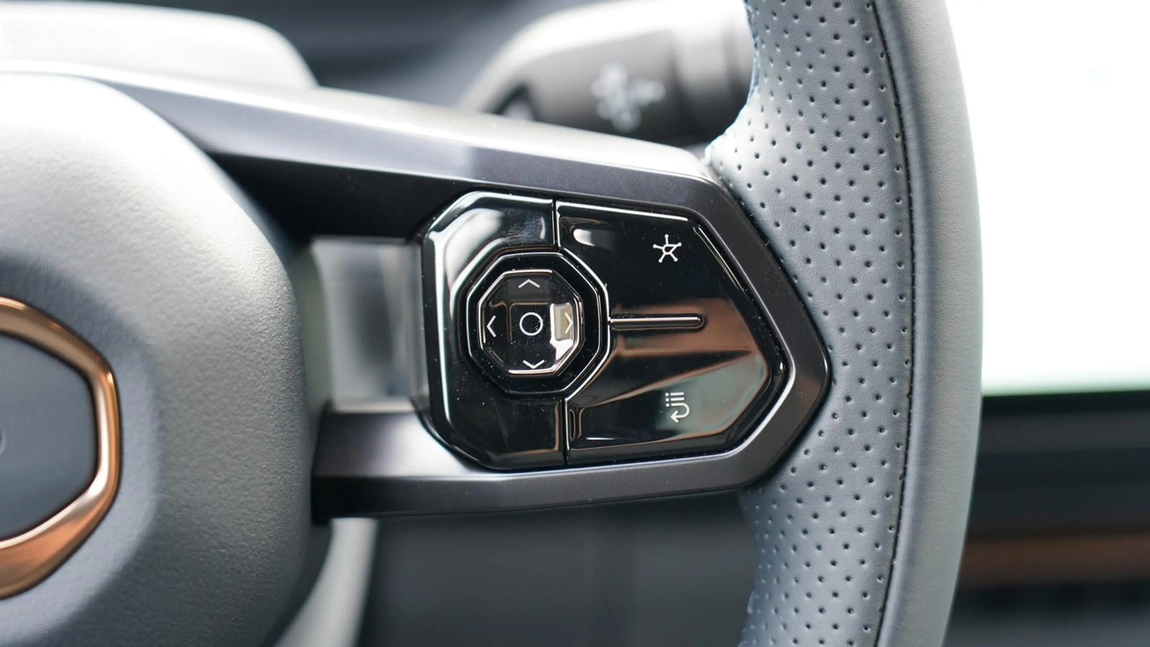 Lynk & Co 08 +ACC+PANO+LED+Plugin Hybrid — photo 10
