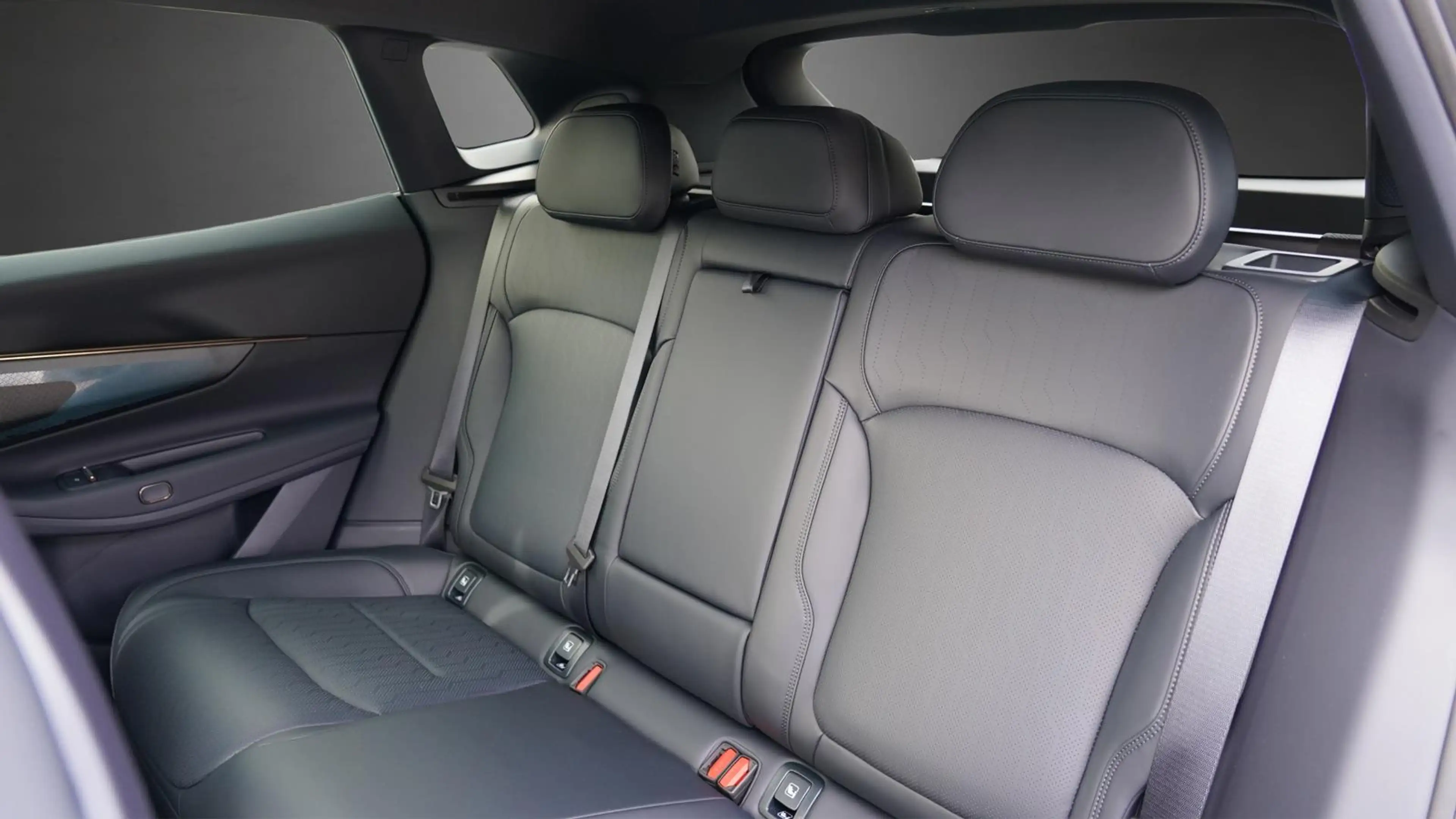 Lynk & Co 08 +ACC+PANO+LED+Plugin Hybrid — photo 14