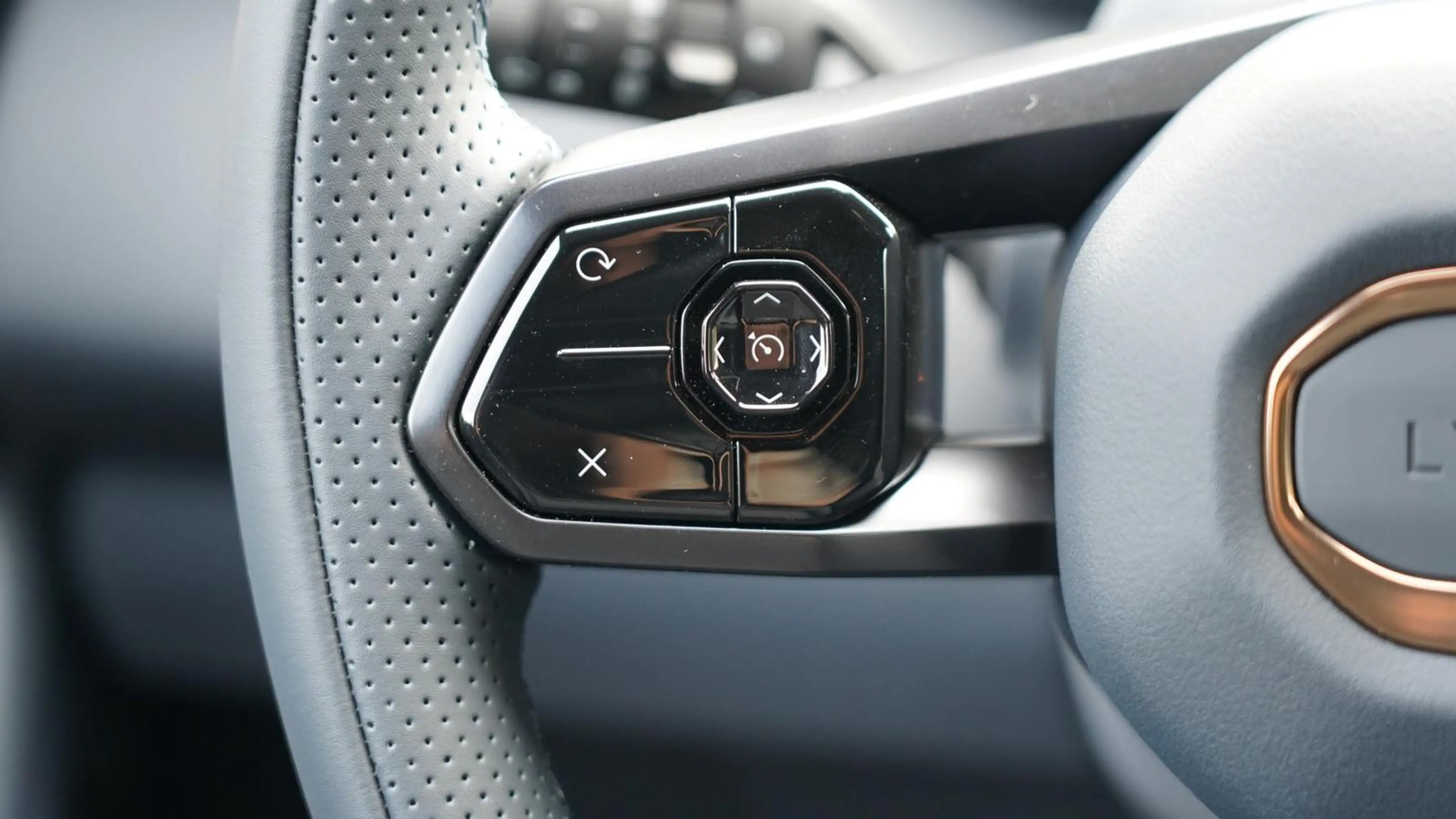 Lynk & Co 08 +ACC+PANO+LED+Plugin Hybrid — photo 9