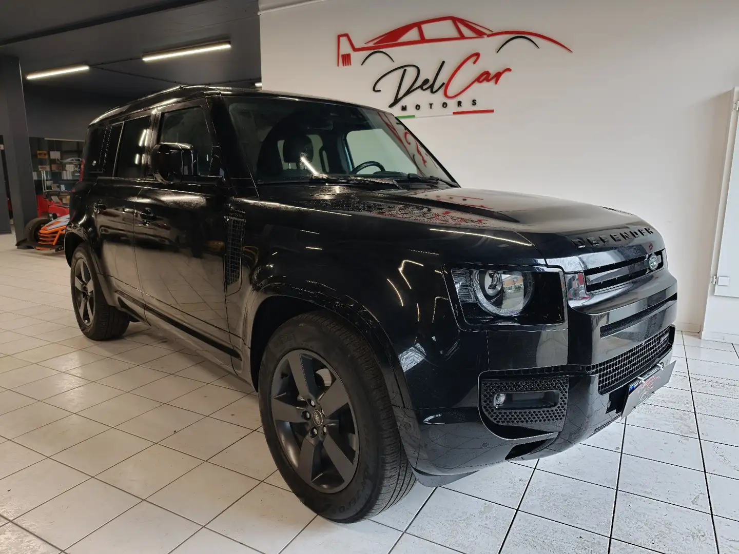 Land Rover Defender 110 3.0d i6 mhev X-Dynamic SE awd 200cv auto Iva Schwarz - 1