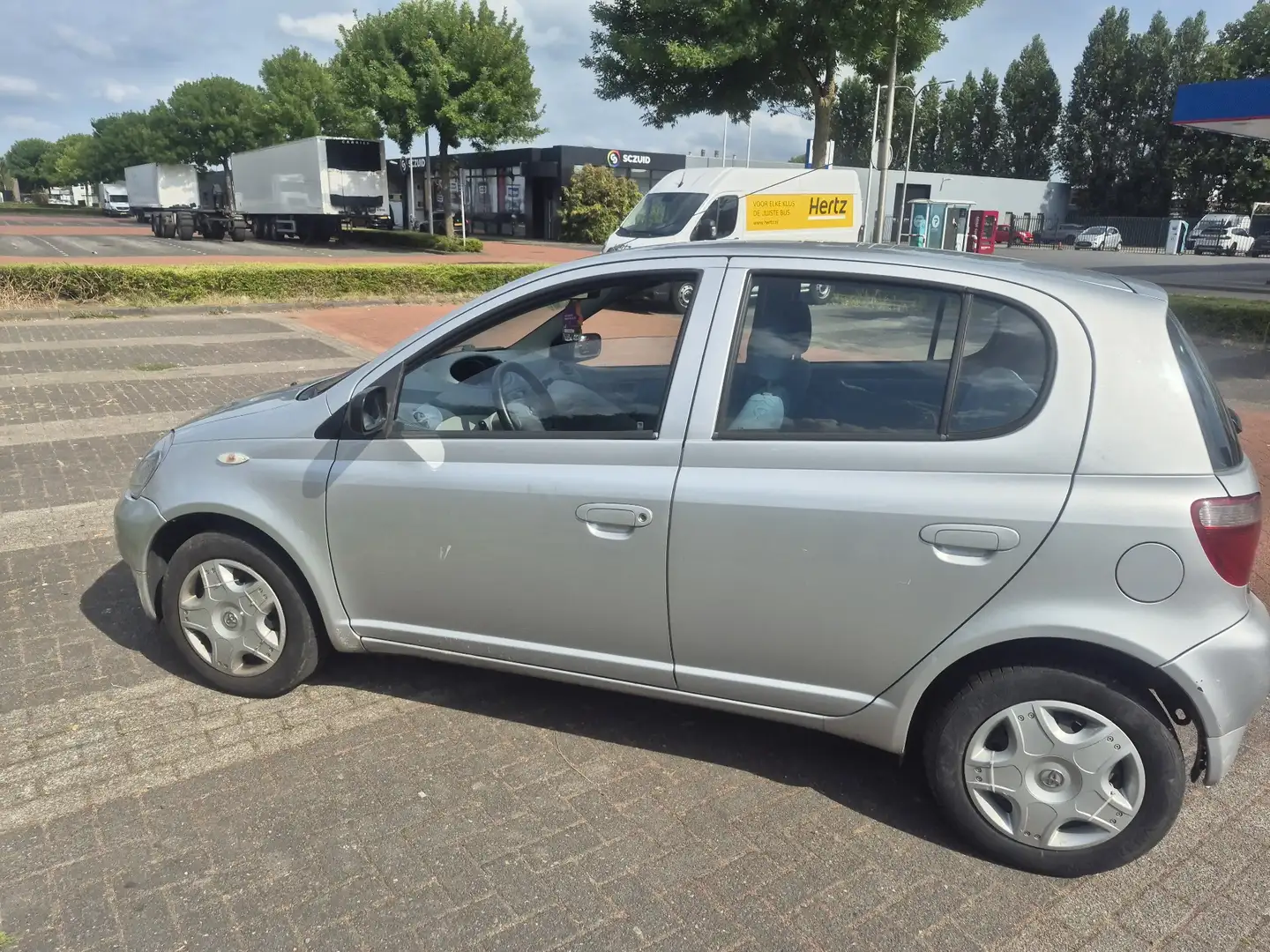Toyota Yaris 1.3-16V VVT-i Luna Gris - 2