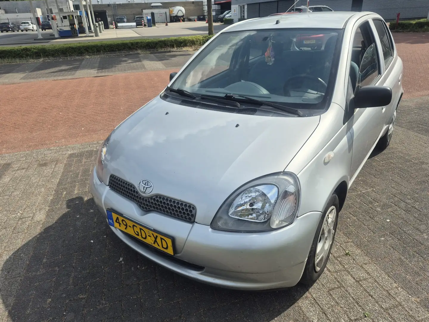 Toyota Yaris 1.3-16V VVT-i Luna Gris - 1
