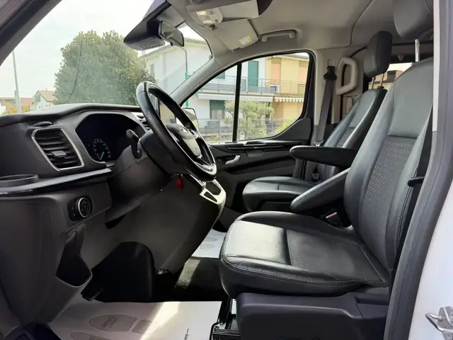 Ford Tourneo Custom view 9