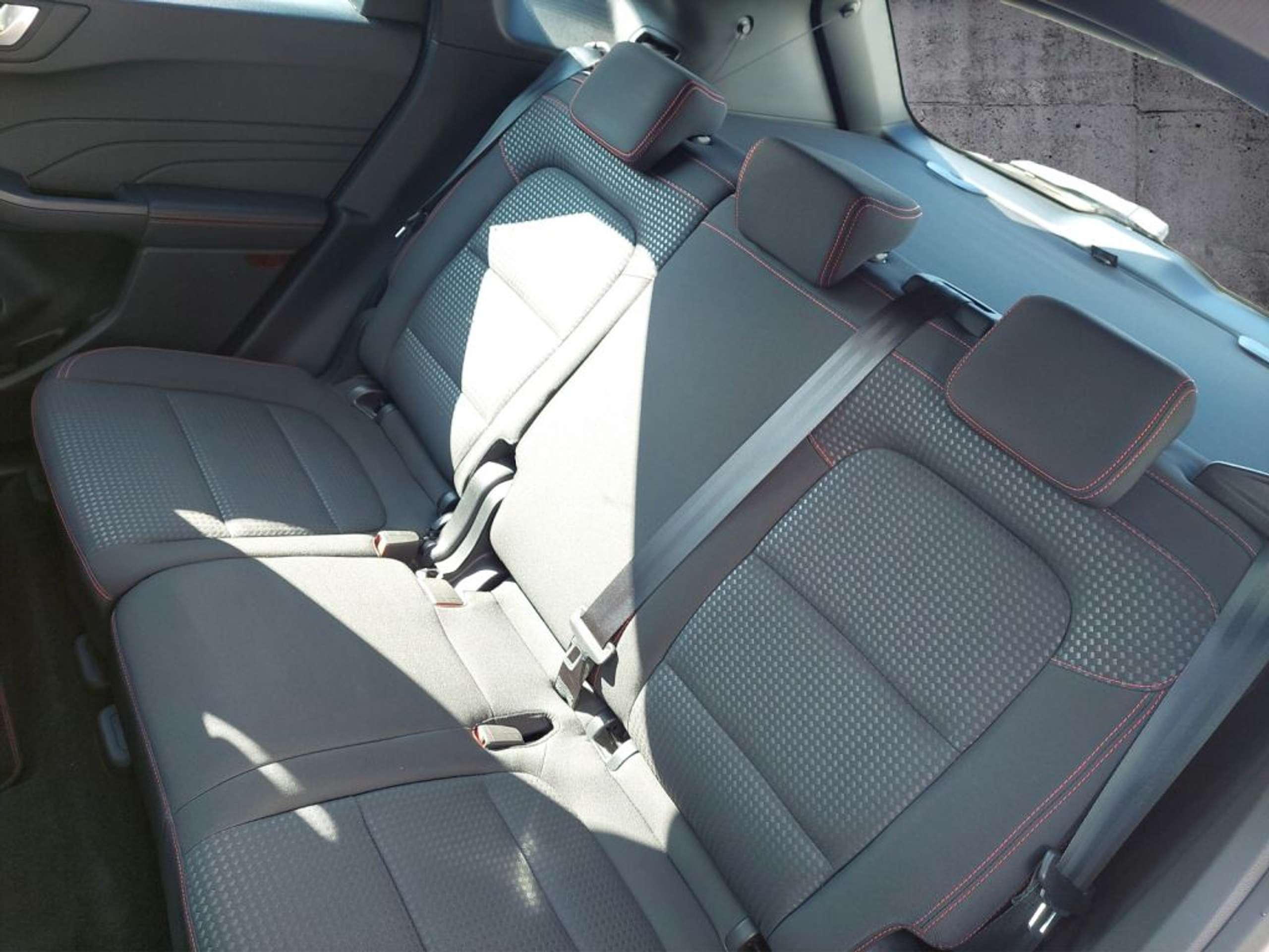 Fahrzeugabbildung Ford Kuga 2.0 EcoBlue Hybrid ST-LINE - mit KI generiert/bearbeitet
