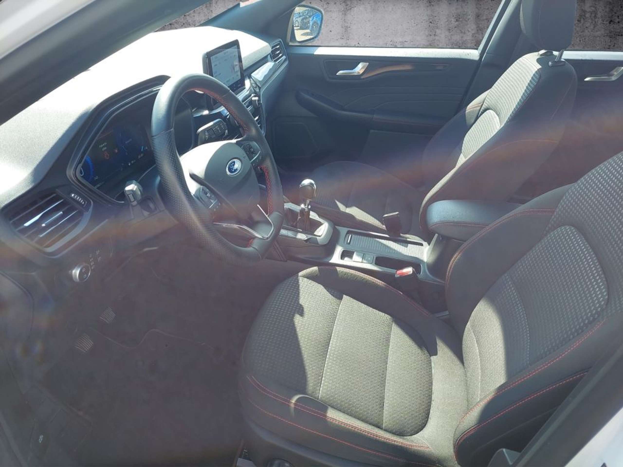 Fahrzeugabbildung Ford Kuga 2.0 EcoBlue Hybrid ST-LINE - mit KI generiert/bearbeitet