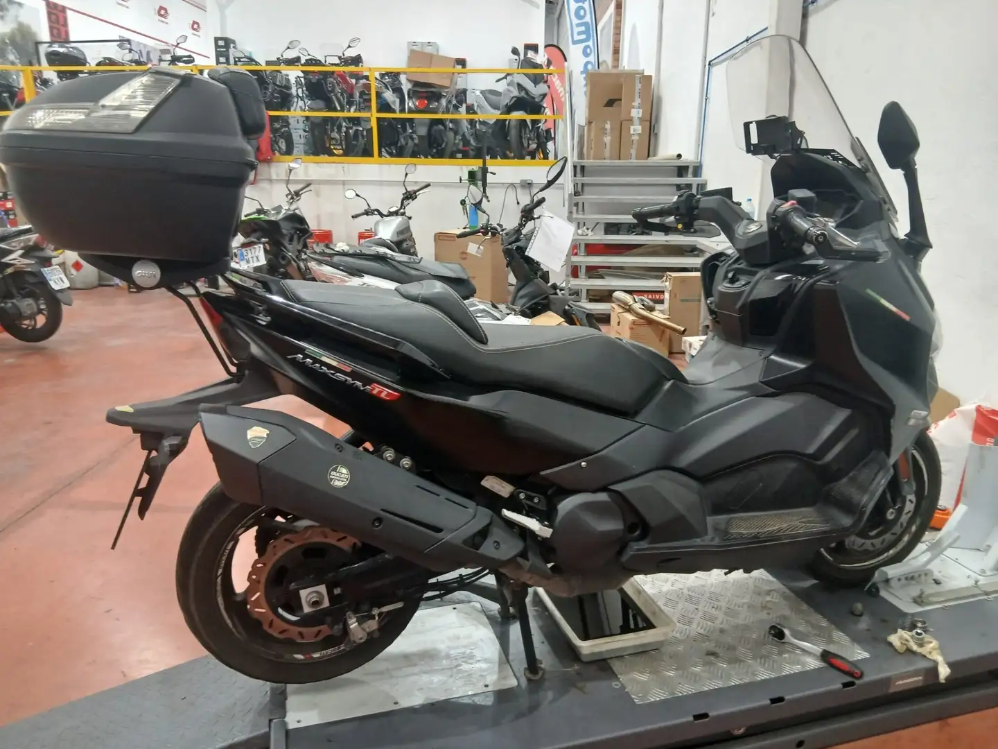 SYM Maxsym TL suporte movil con usb boul - 2