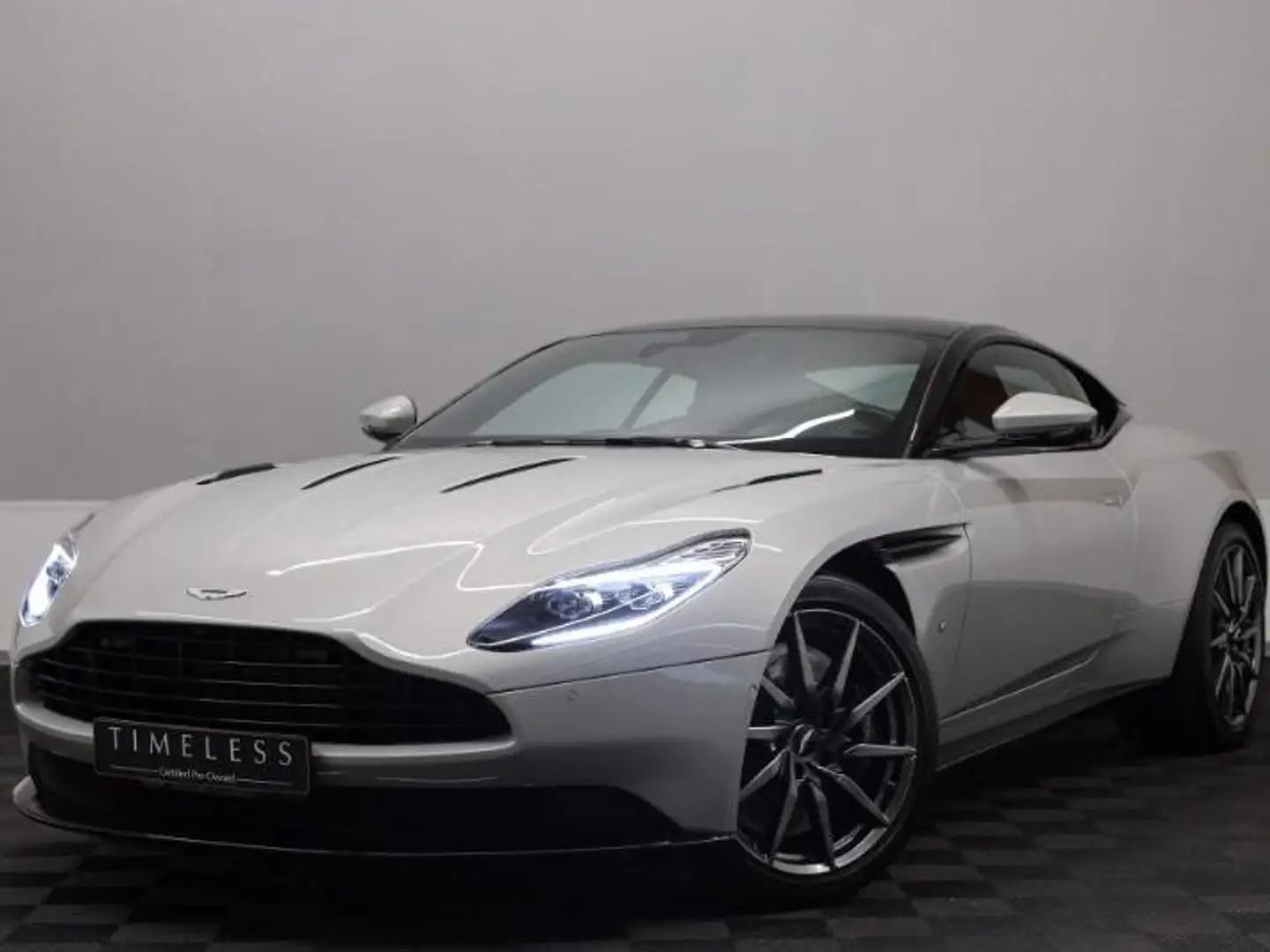 Aston Martin DB11 v12 Šedá - 1