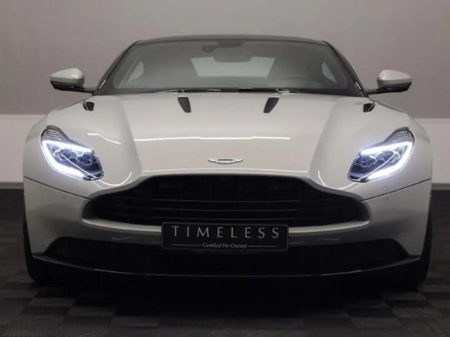 Aston Martin DB11 v12 Šedá - 2