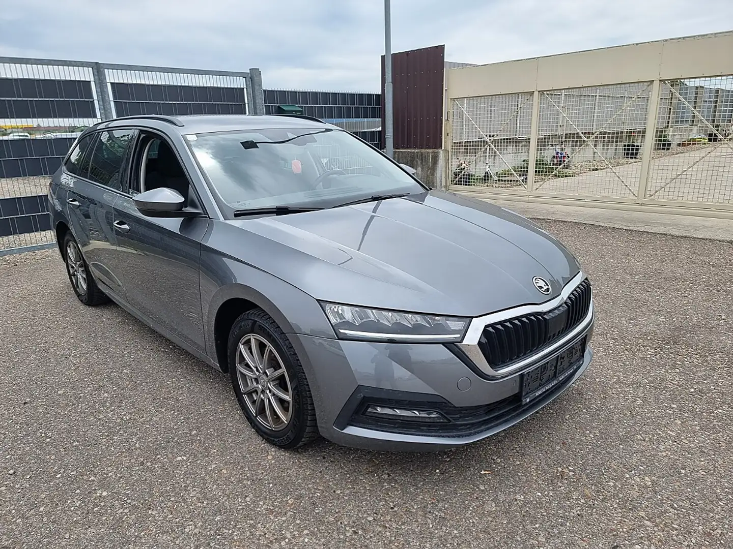 Skoda Octavia Combi 2,0 TDI Ambition DSG Mwst.ausweisbar Grau - 2