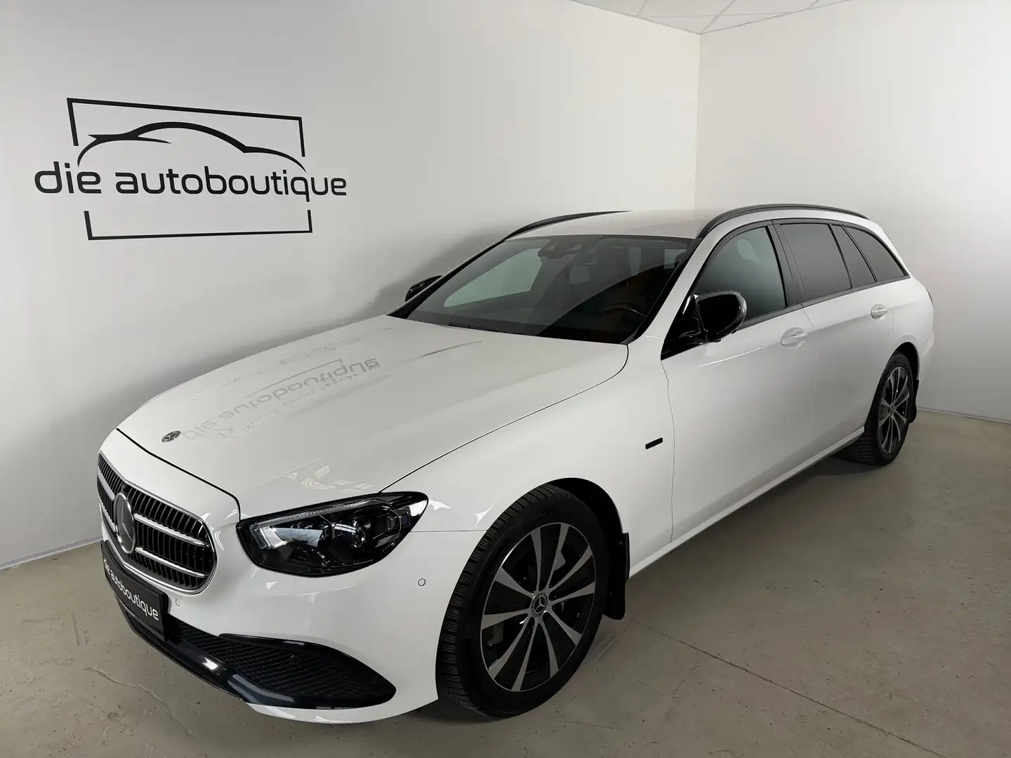 Mercedes-Benz E 300 e // Burmester // Widescreen // Multibeam // 360 Weiß - 1