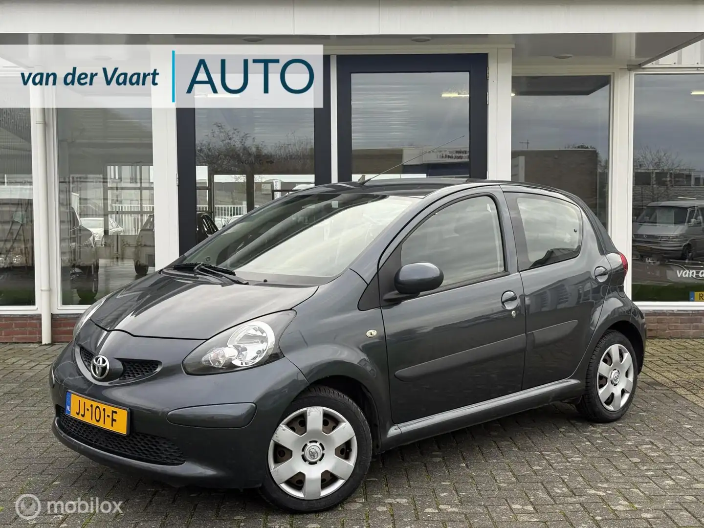 Toyota Aygo 1.0-12V + / AUTOMAAT / 5DRS / Elektr.pakket Gris - 1