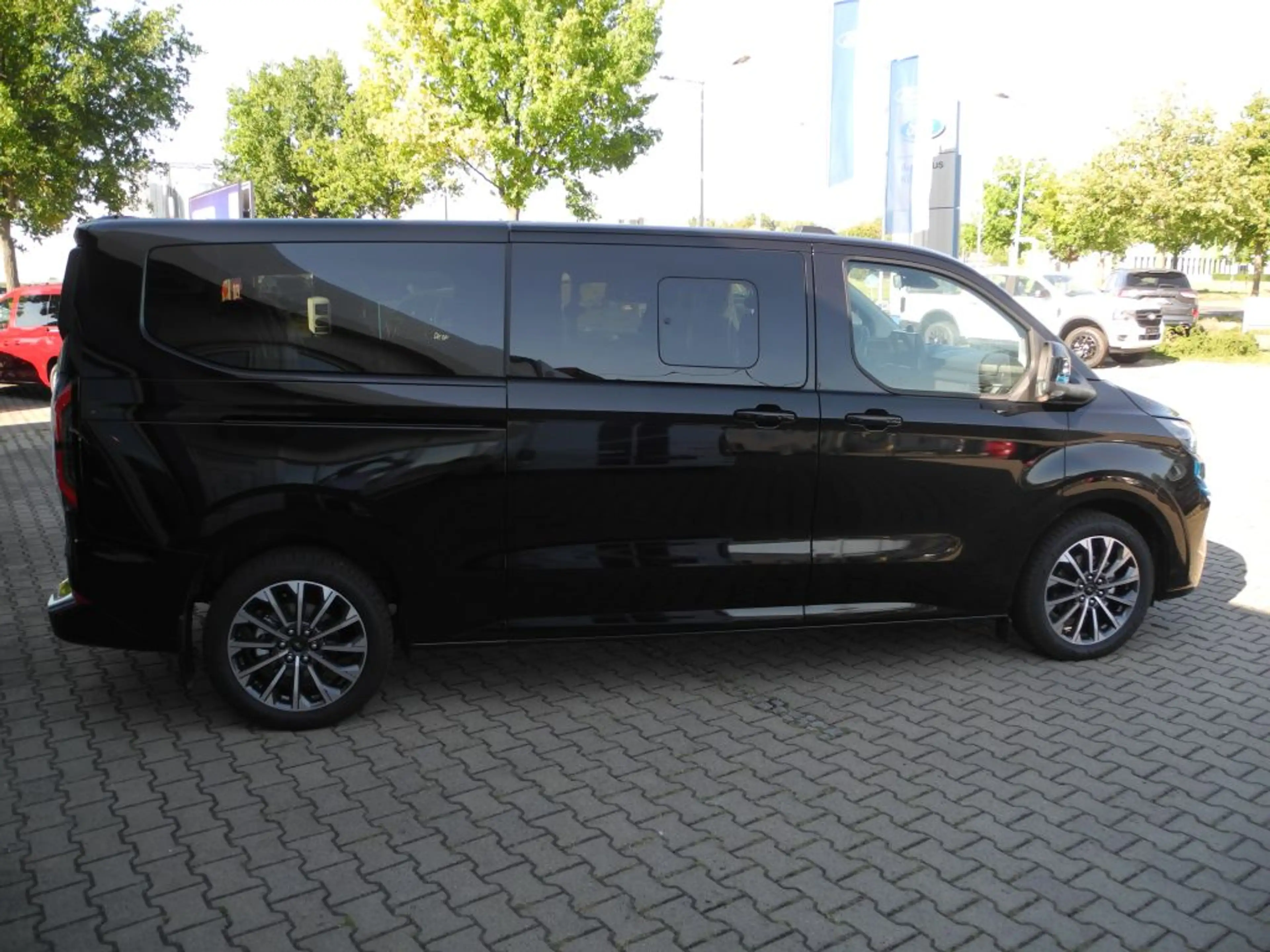 Ford Tourneo Custom L2 4x4 Autm. Titanium X - Panor., Matrix, Standh. — photo 5