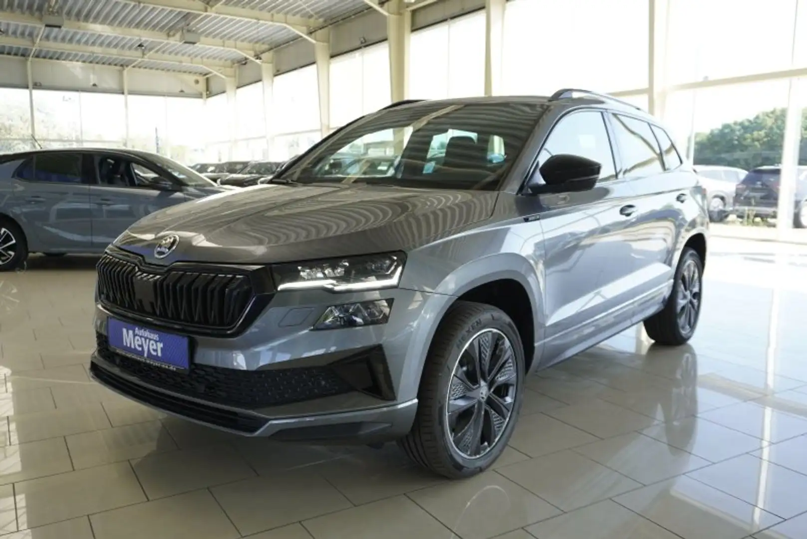 Skoda Karoq Sportline 1,5TSI DSG 4*J.Gar/Pano/aAHK/Matrix/Navi Grey - 1