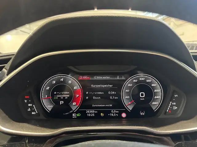 Audi Q3 view 11