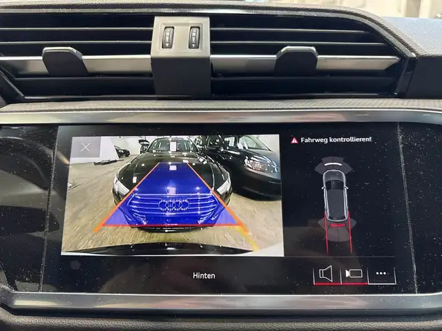 Audi Q3 view 12