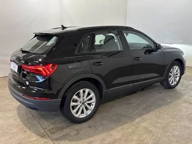 Audi Q3 view 6