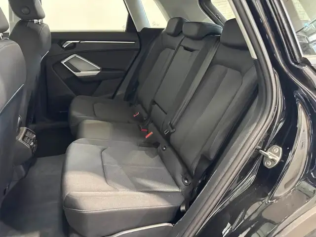 Audi Q3 view 16