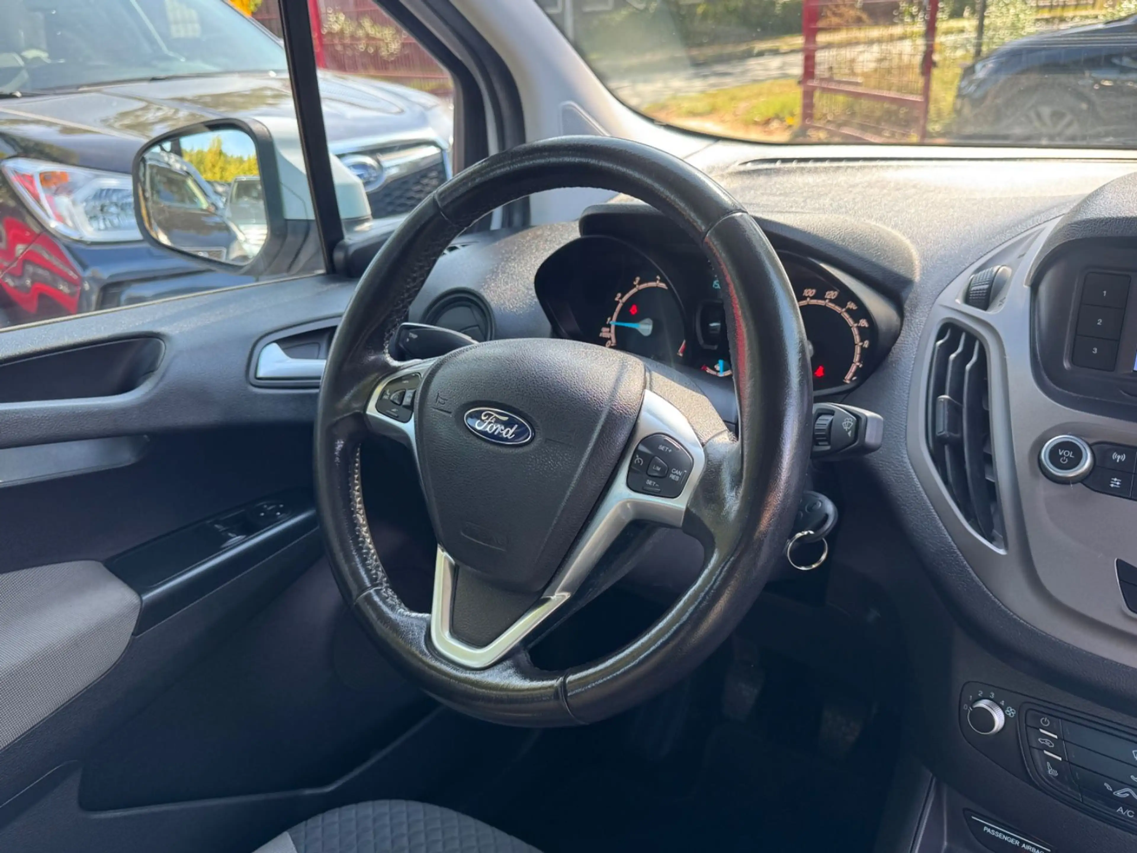 Ford Tourneo Courier Trend, Zahnriemen & Tüv Neu — photo 13