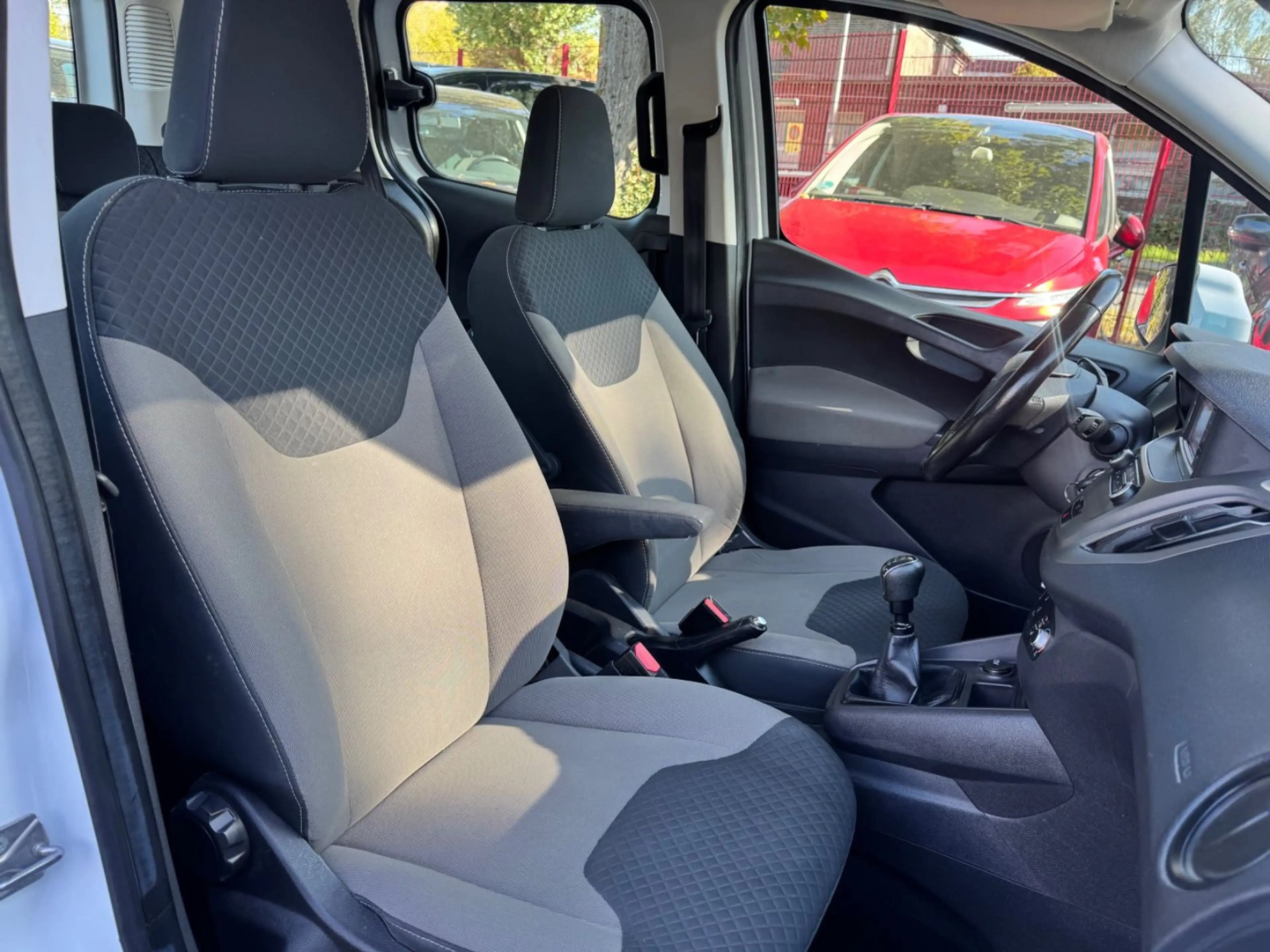 Ford Tourneo Courier Trend, Zahnriemen & Tüv Neu — photo 15