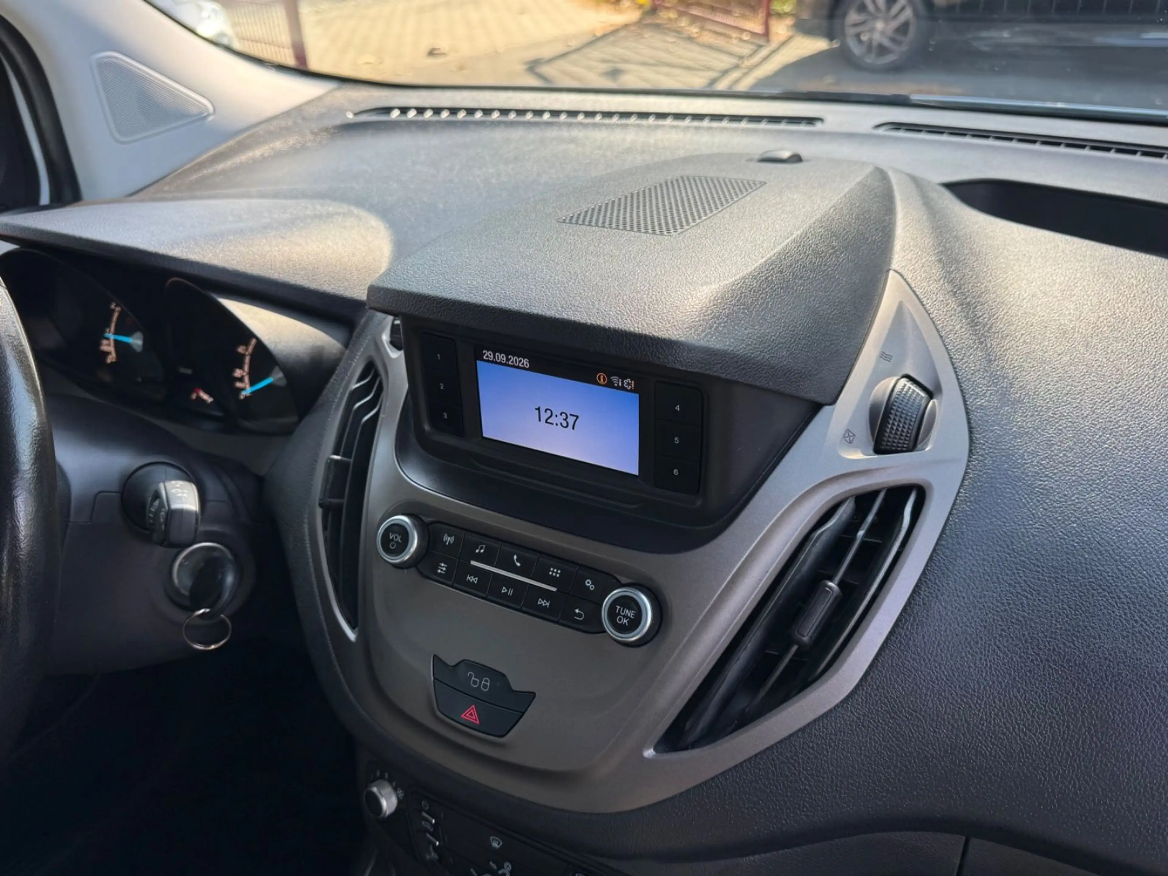 Ford Tourneo Courier Trend, Zahnriemen & Tüv Neu — photo 12