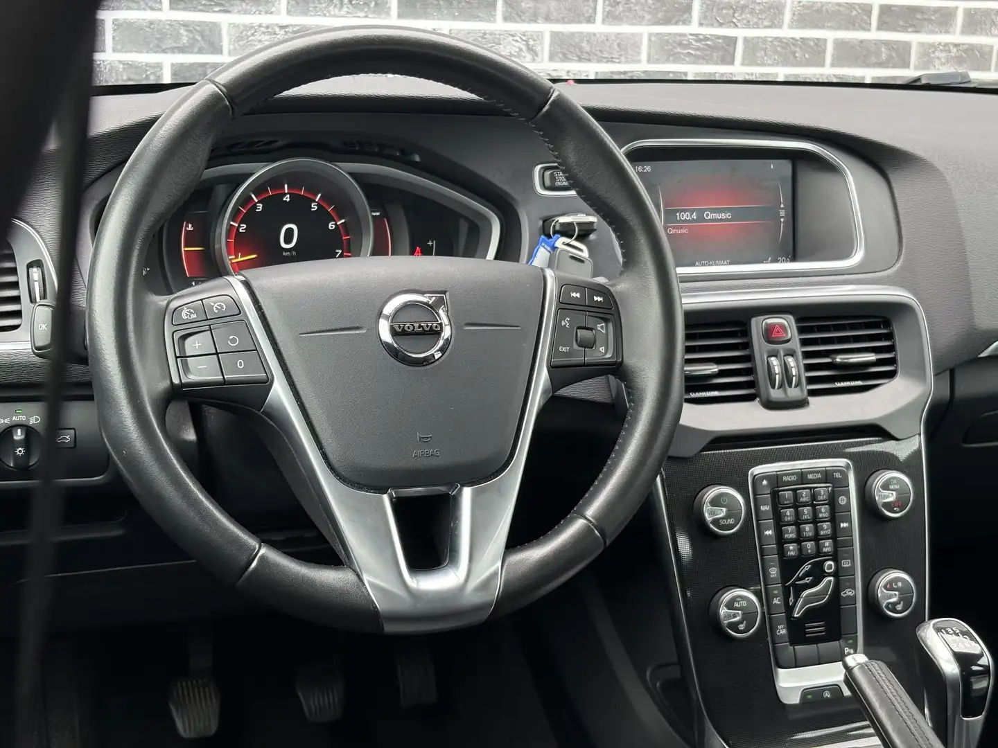 Volvo V40 2.0 T2 Nordic+ | Navigatie | Parkeersensoren | Sta Blauw - 2