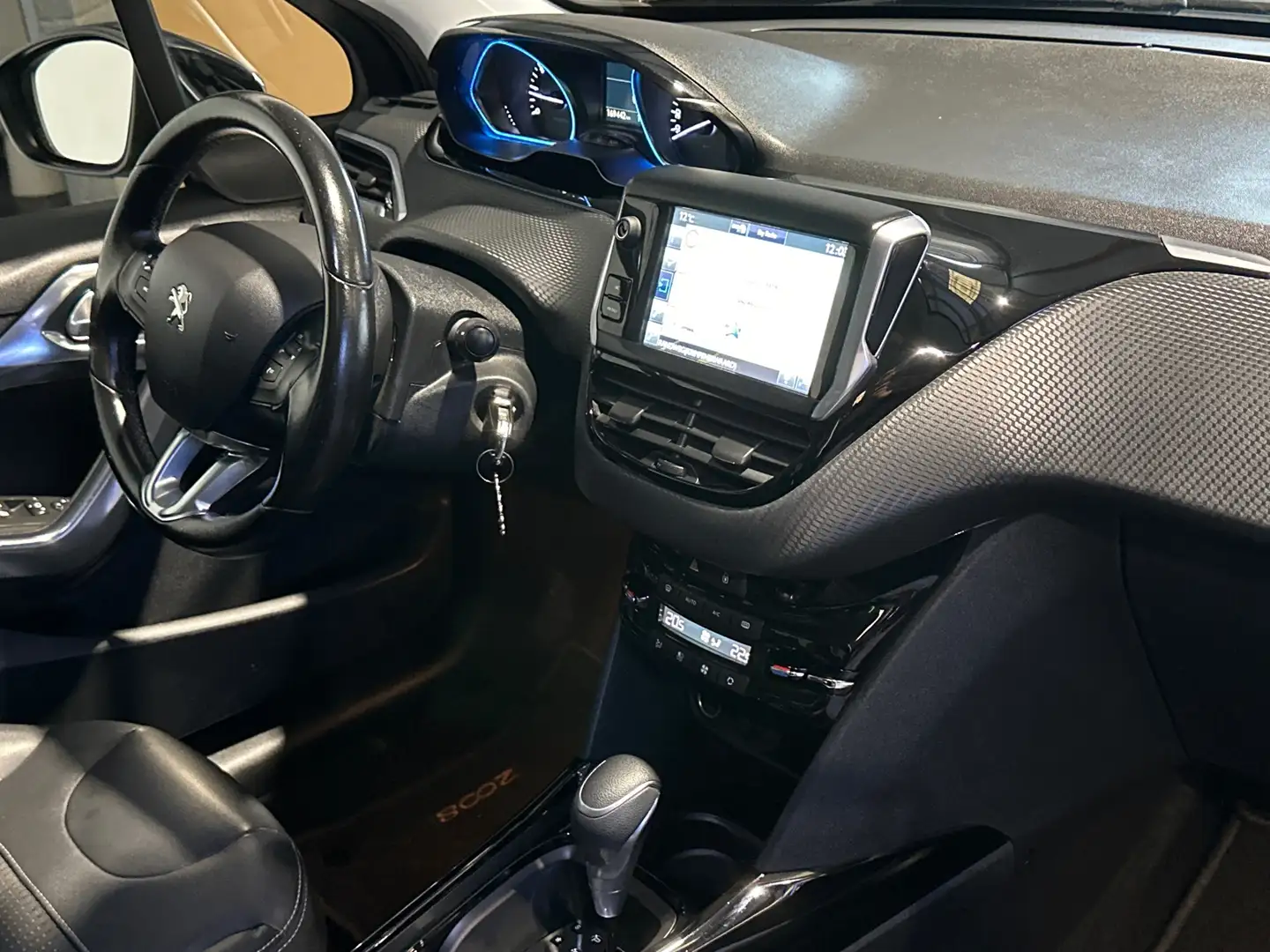 Peugeot 2008 1.2 PureTech Allure Automaat Panoramadak Airco Cru Schwarz - 2