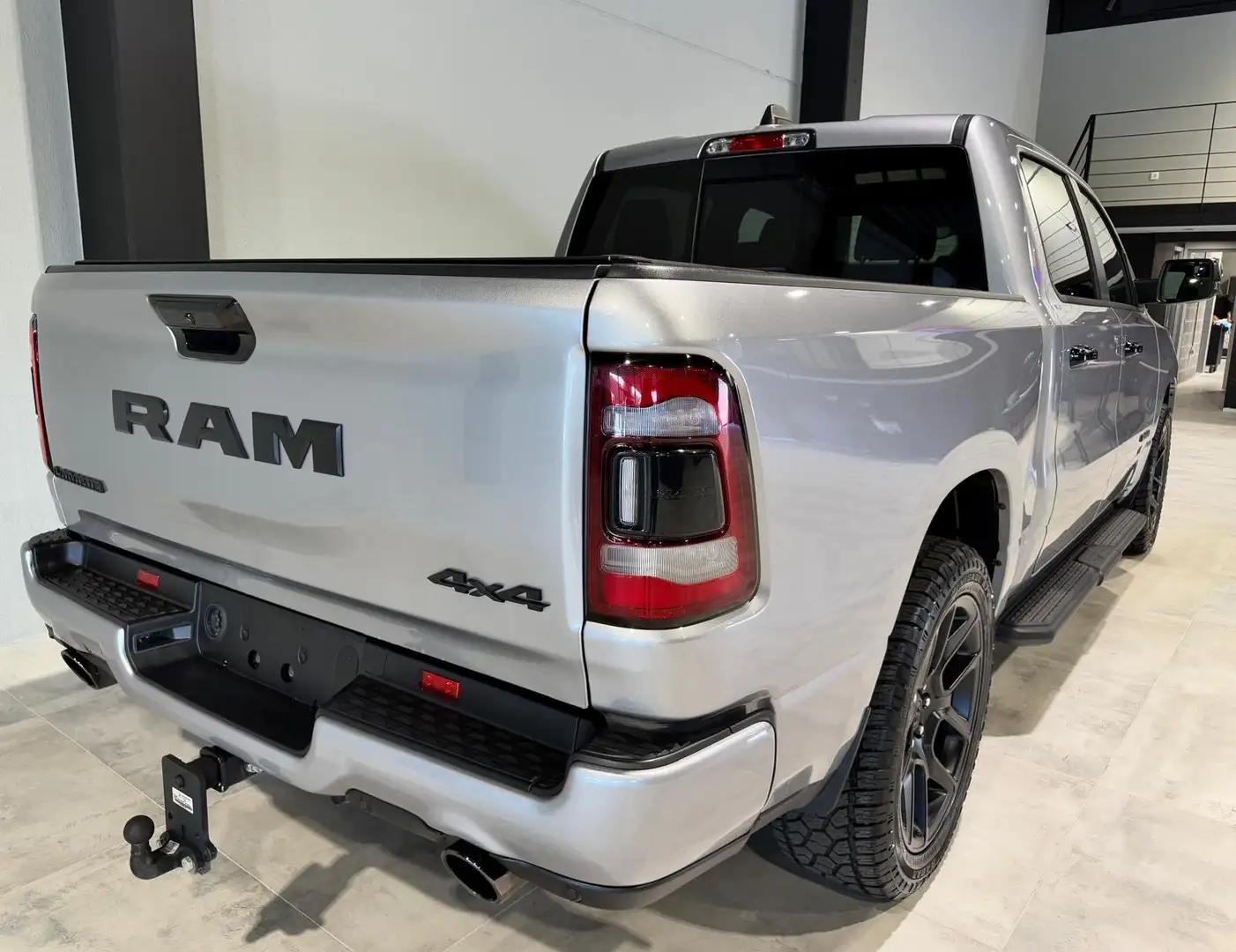 Dodge RAM 5.7i V8 401CV 05/2024 !! LARAMiE !! 66000€ HTVA Gris - 2