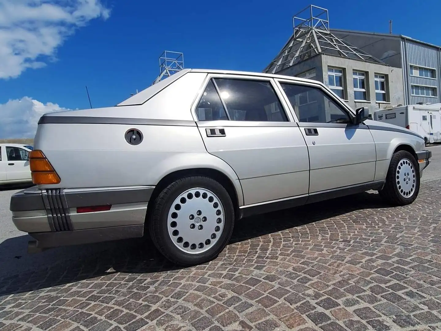 Alfa Romeo 75 75 Milano 2.5 V6 Quadrifoglio Oro Silber - 2