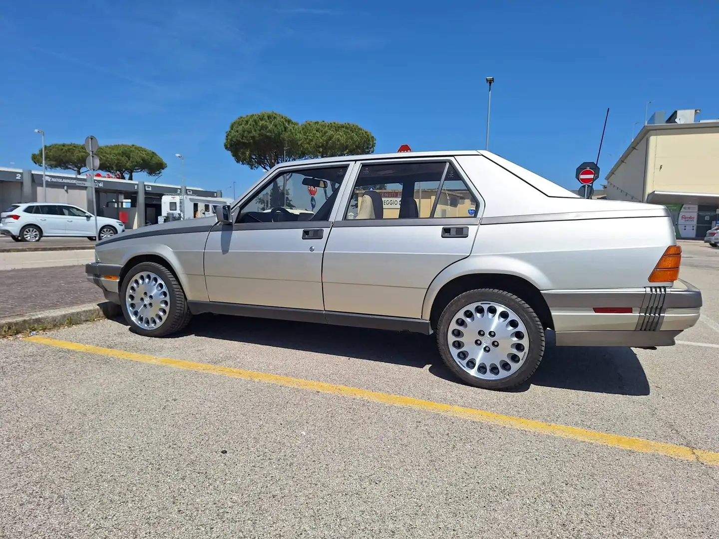 Alfa Romeo 75 75 Milano 2.5 V6 Quadrifoglio Oro Silber - 1