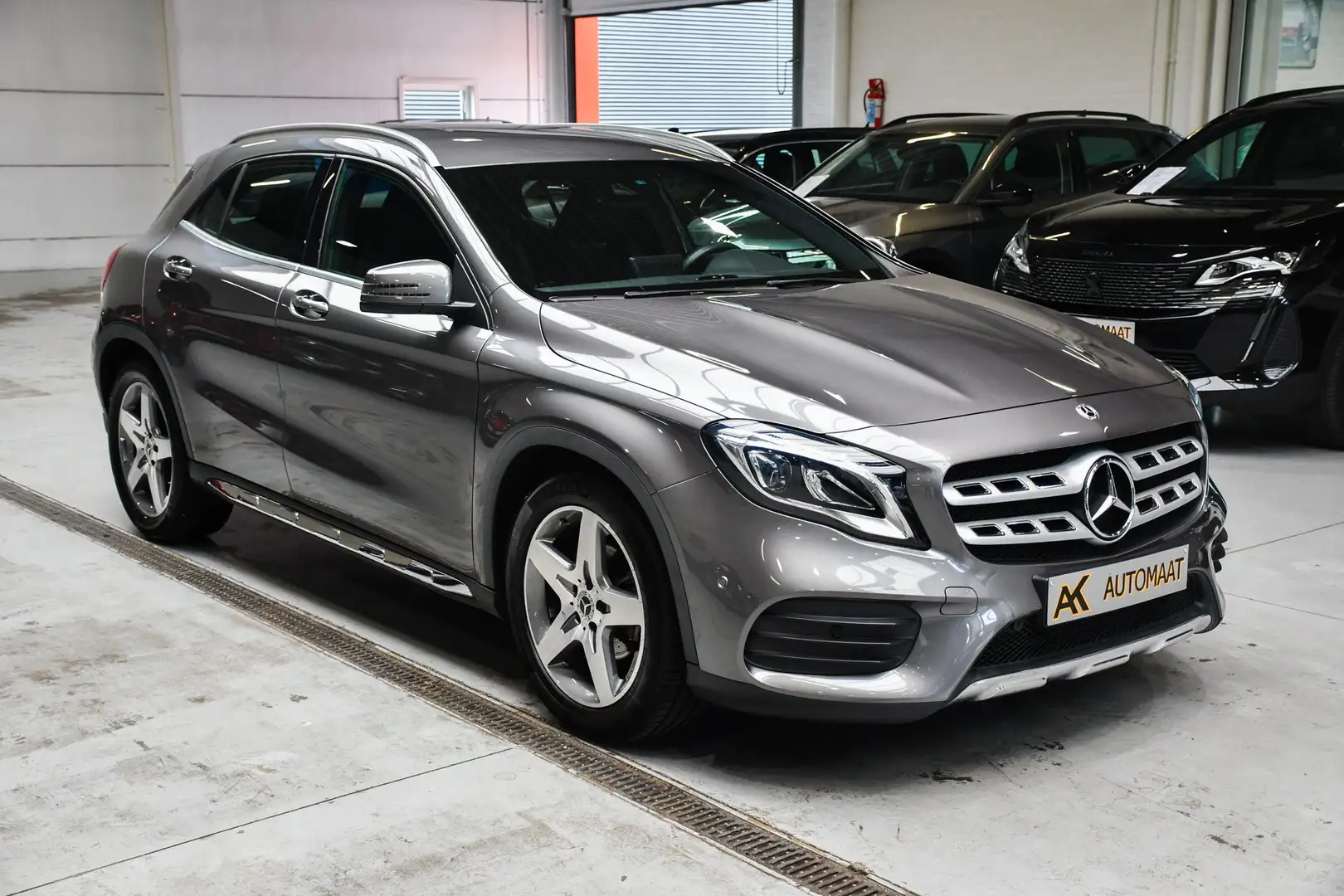 Mercedes-Benz GLA 180 Business Solution AMG - NAVI / CAMERA / BLUETOOTH Grijs - 2