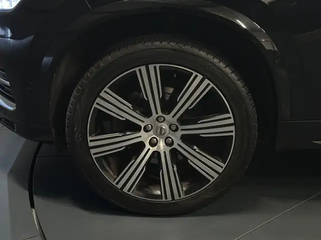 Volvo XC90 view 9