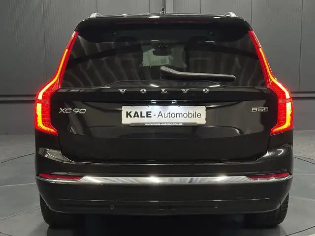 Volvo XC90 view 4