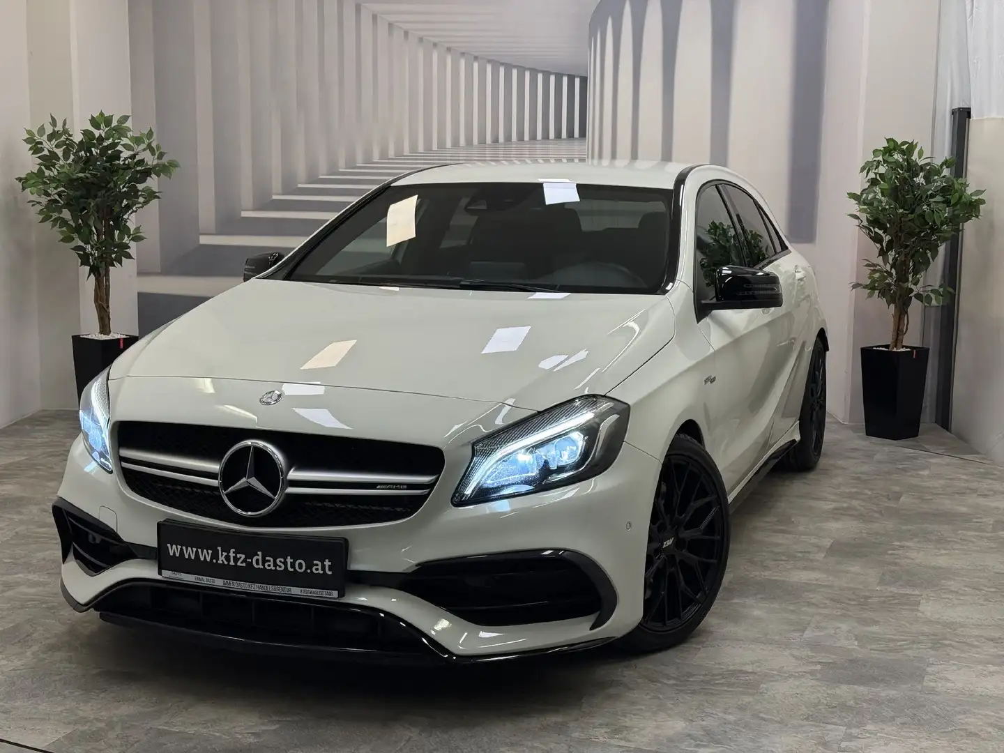 Mercedes-Benz A 45 AMG 381 PS__AMG PERFORMANCE__ Weiß - 1