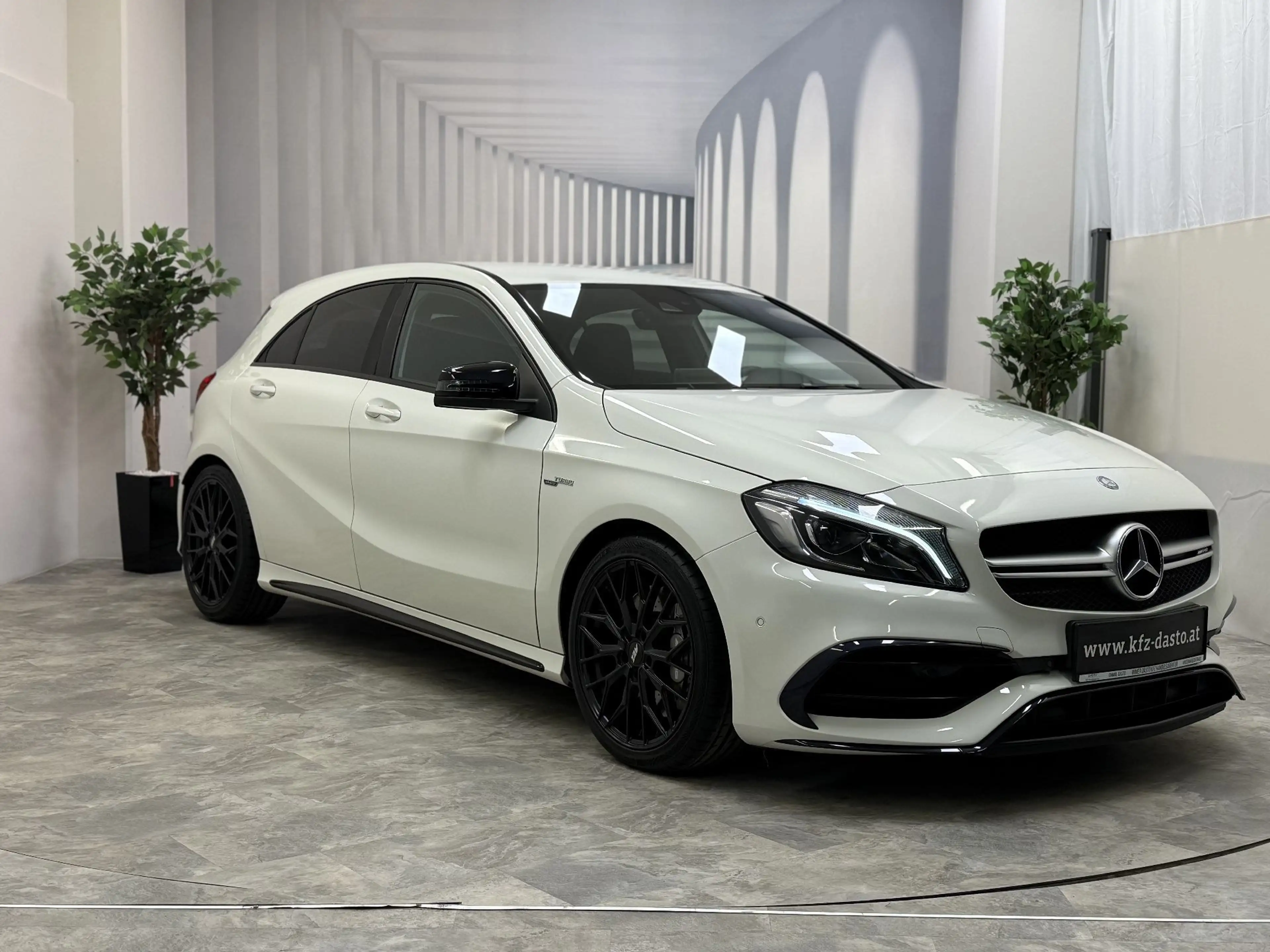 Mercedes-Benz A 45 AMG 381 PS__AMG PERFORMANCE__ — photo 4