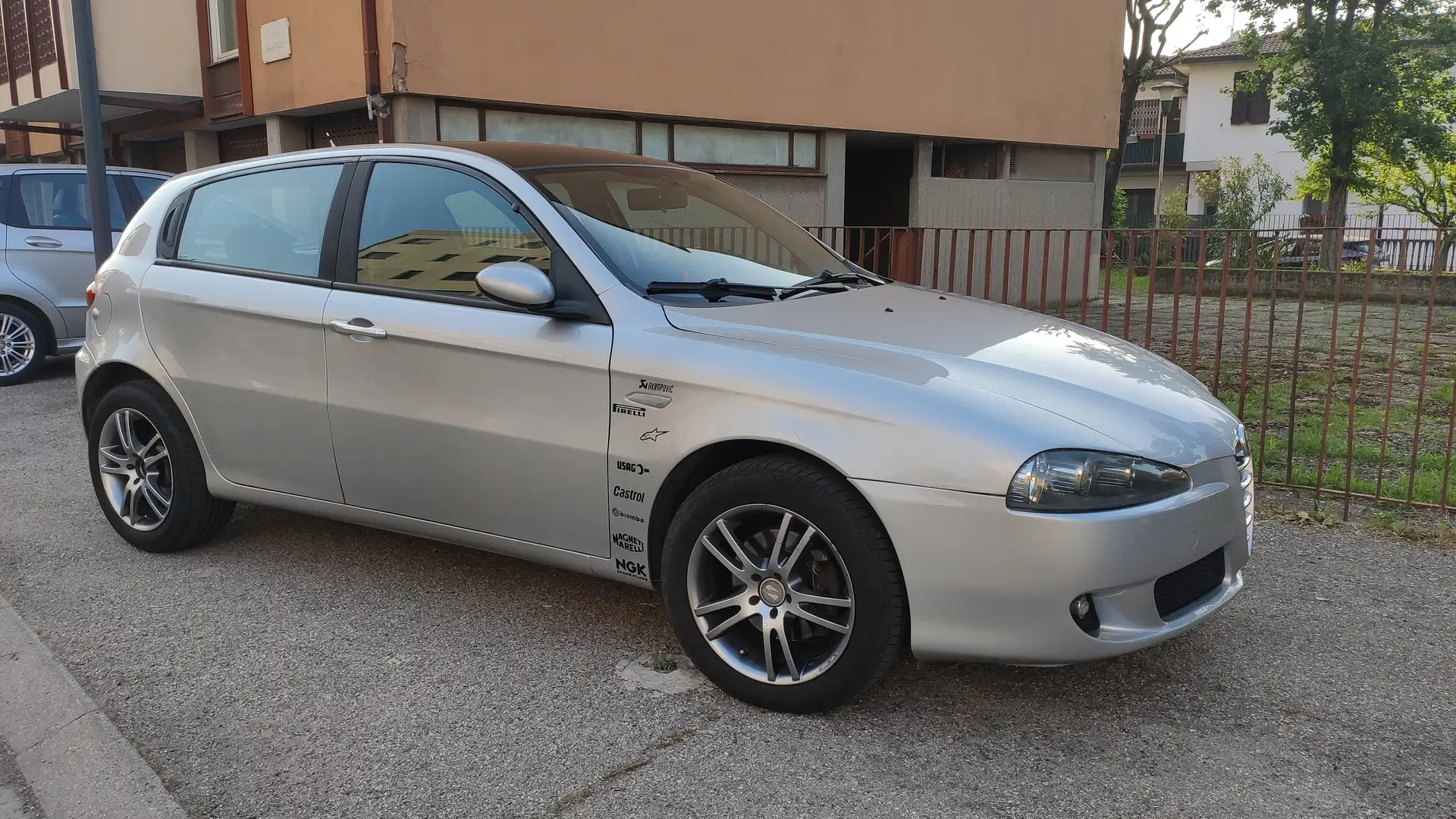 Alfa Romeo 147 147 II 2004 5p 1.6 ts 16v BlackLine 105cv Gris - 1