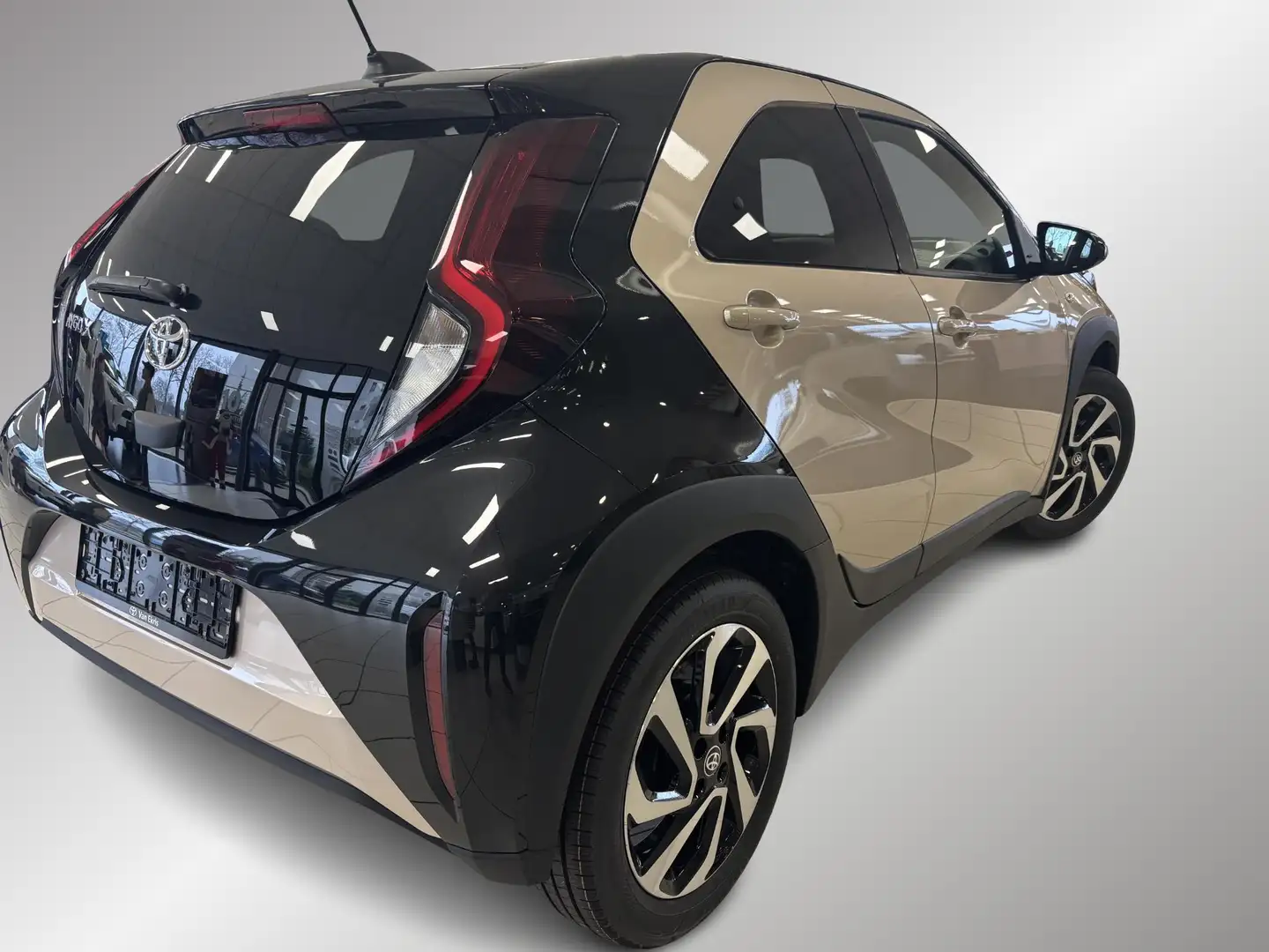 Toyota Aygo X 1.0 VVT-i MT Pulse, Apple carplay, Android auto, S Beige - 2