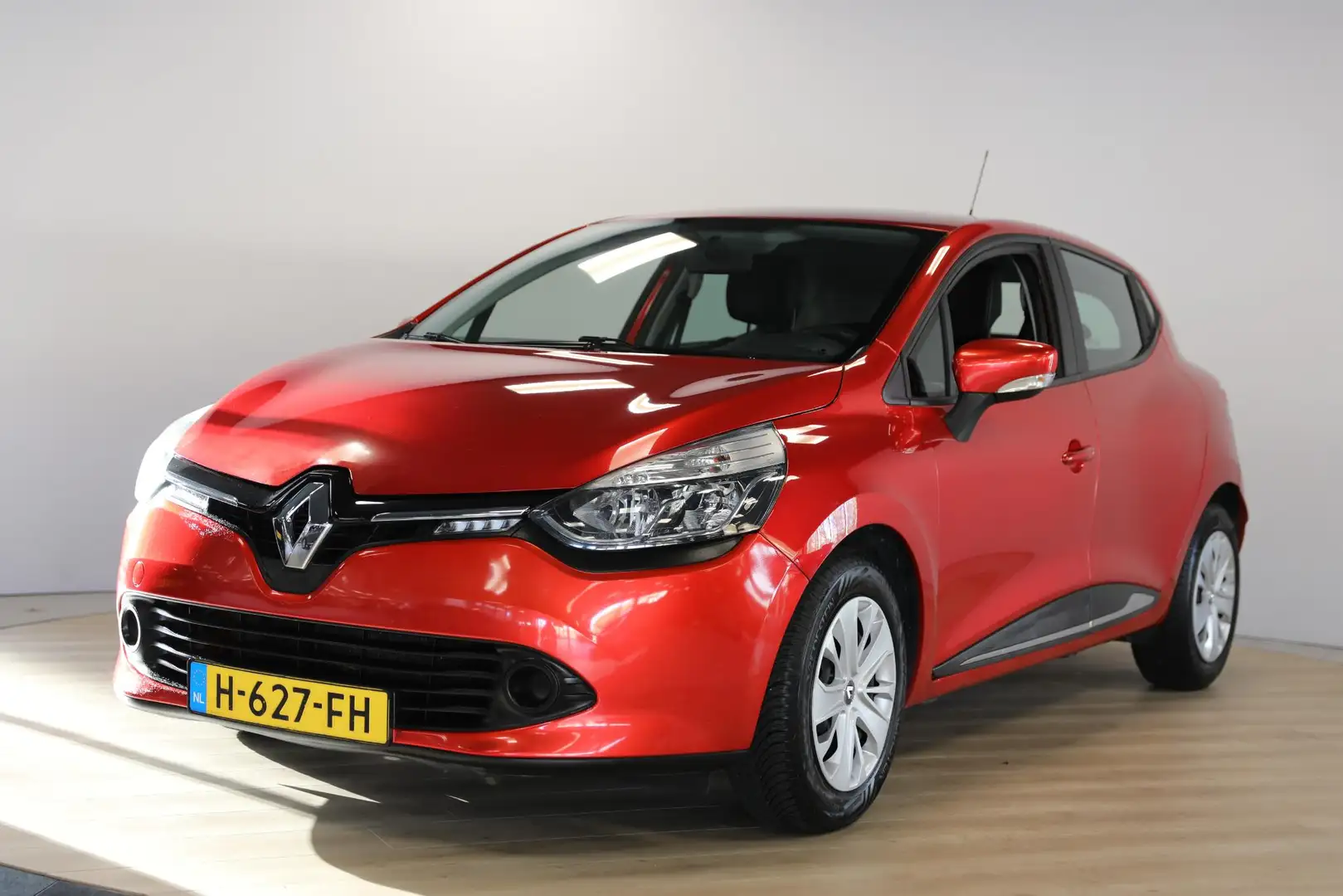 Renault Clio 1.2 16V | 4 seizoenenbanden | PDC | Navi | Nieuwe Rouge - 1