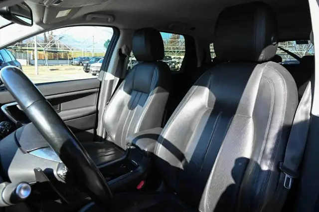 Land Rover Discovery Sport view 14
