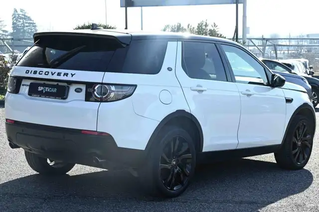 Land Rover Discovery Sport view 5
