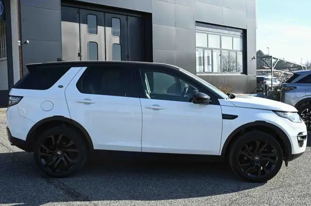 Land Rover Discovery Sport view 4