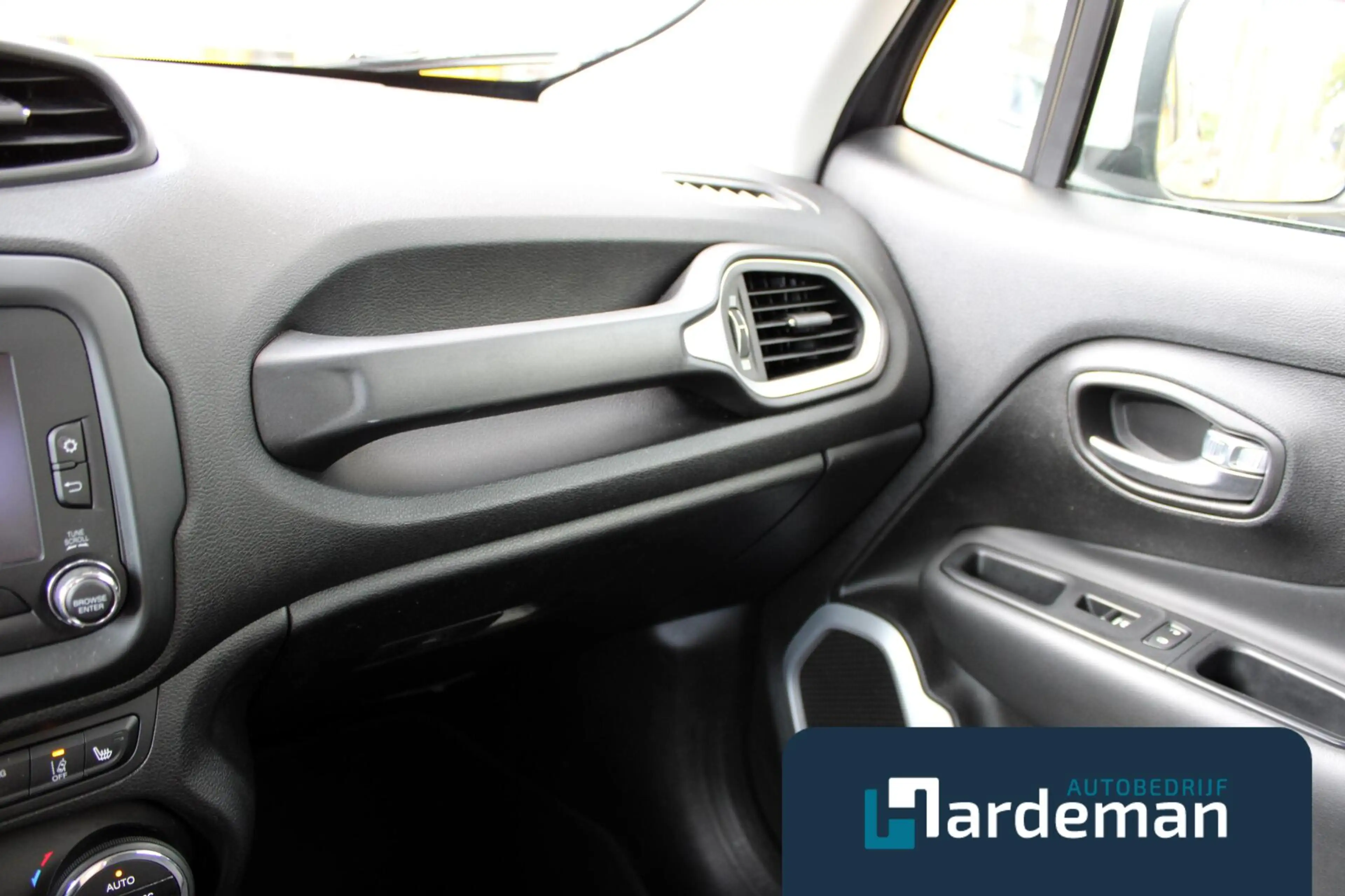Jeep Renegade 1.4 MultiAir Limited Trekhaak Xenon — photo 11